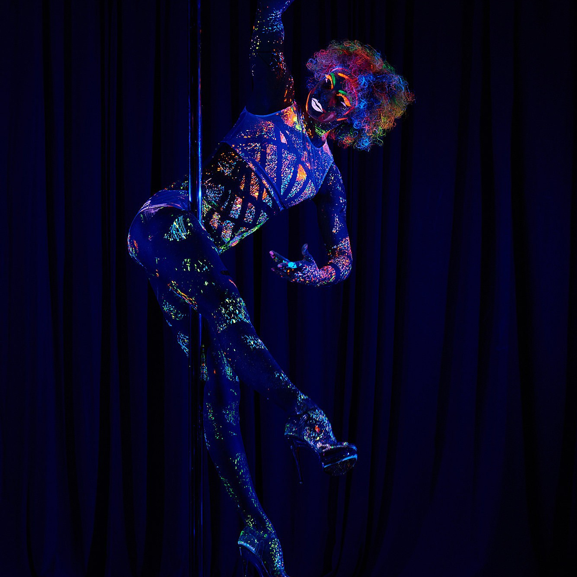 Акробатическое вращение в насыщенном синим контровом свете подчеркивает силу и гибкость танцовщика. Профессиональная танцевальная фотосъёмка в Москве и Истринском районе.