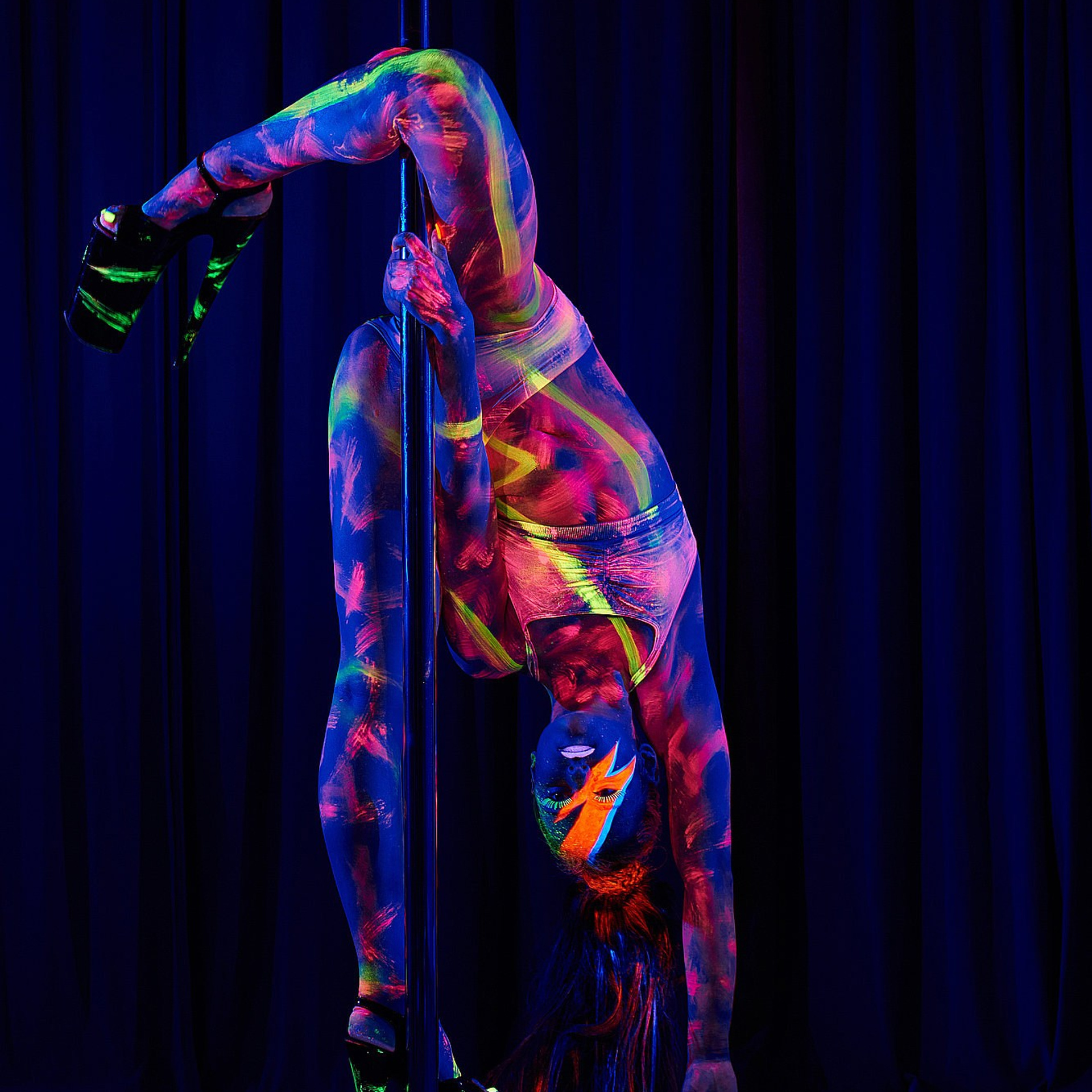 Акробатическое движение в прыжке, окутанное синей дымкой света, создаёт эффект сценической глубины. Автор съёмки — Александр Шадрин, Москва, Истринский район.