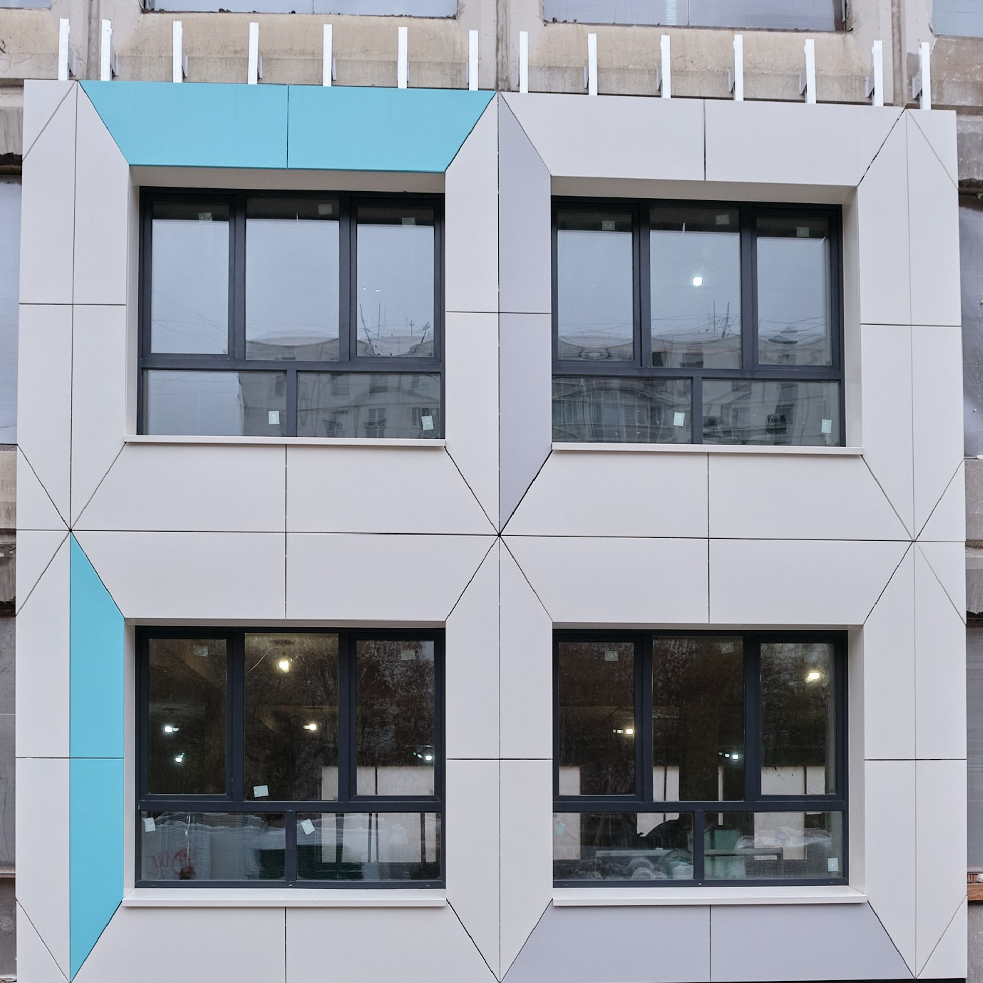 Оконные проёмы фасада школы