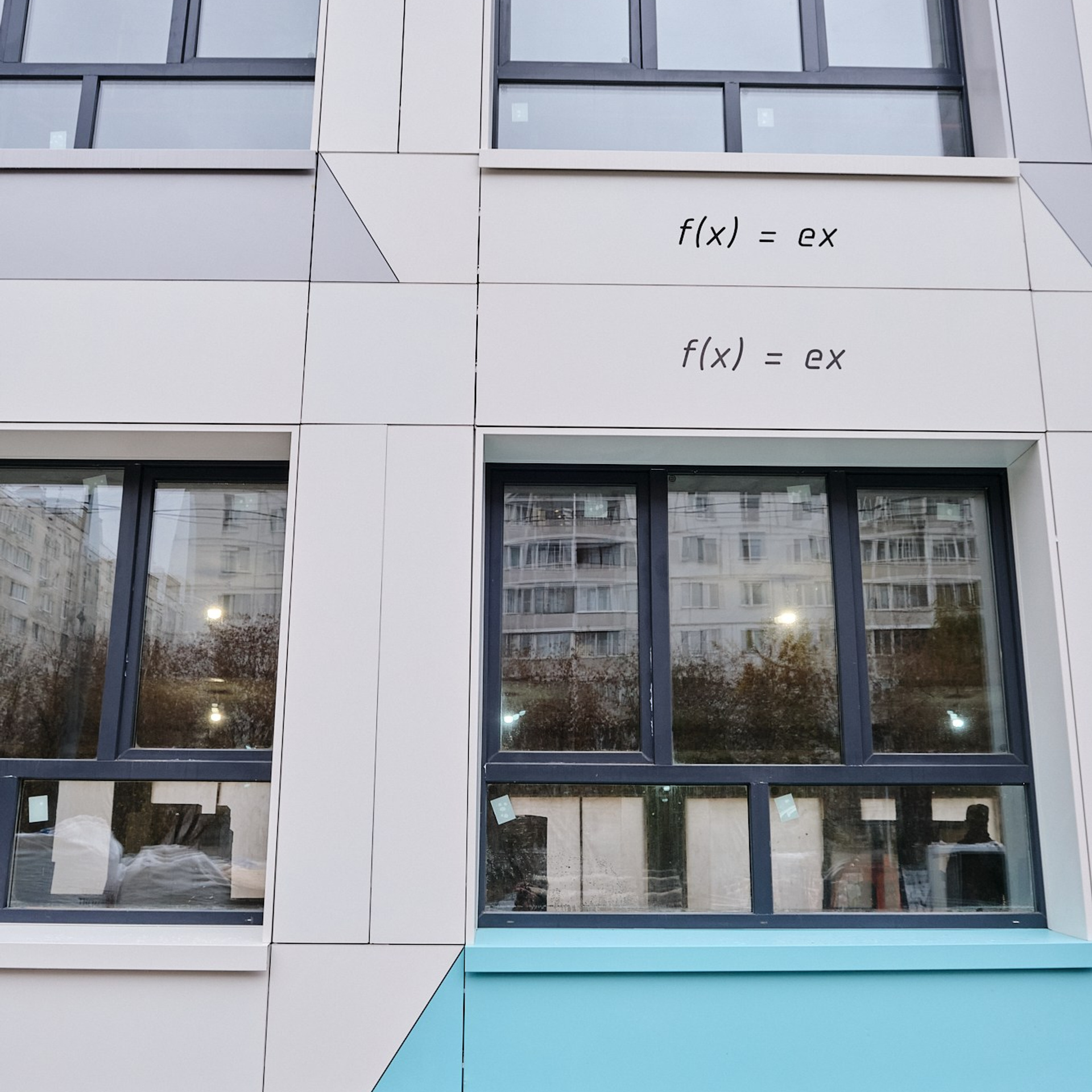 Боковая часть фасада здания