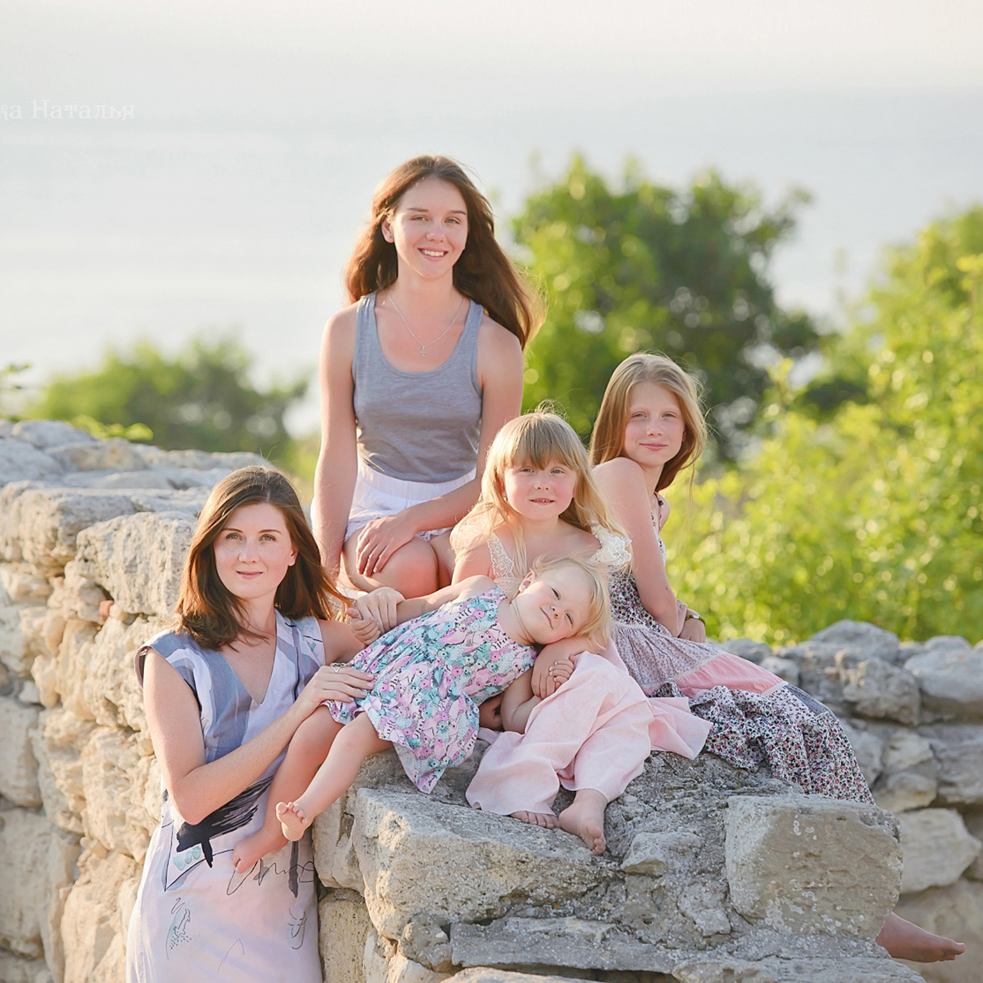 Семейный фотограф в Севастополе. Фотосессия с детьми на Херсонесе с видом на море