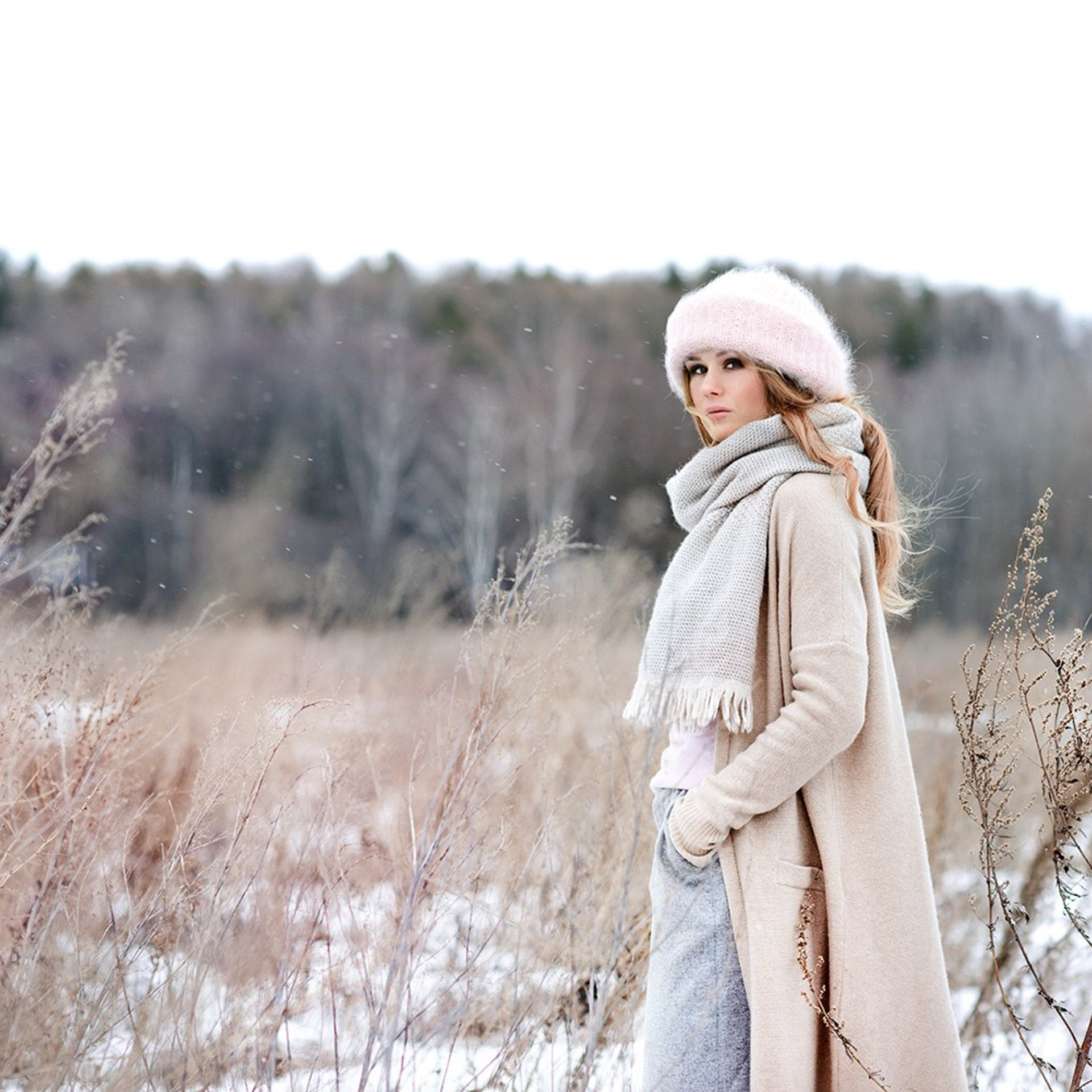 Photo shoot for a girl in a field in gentle cold shades