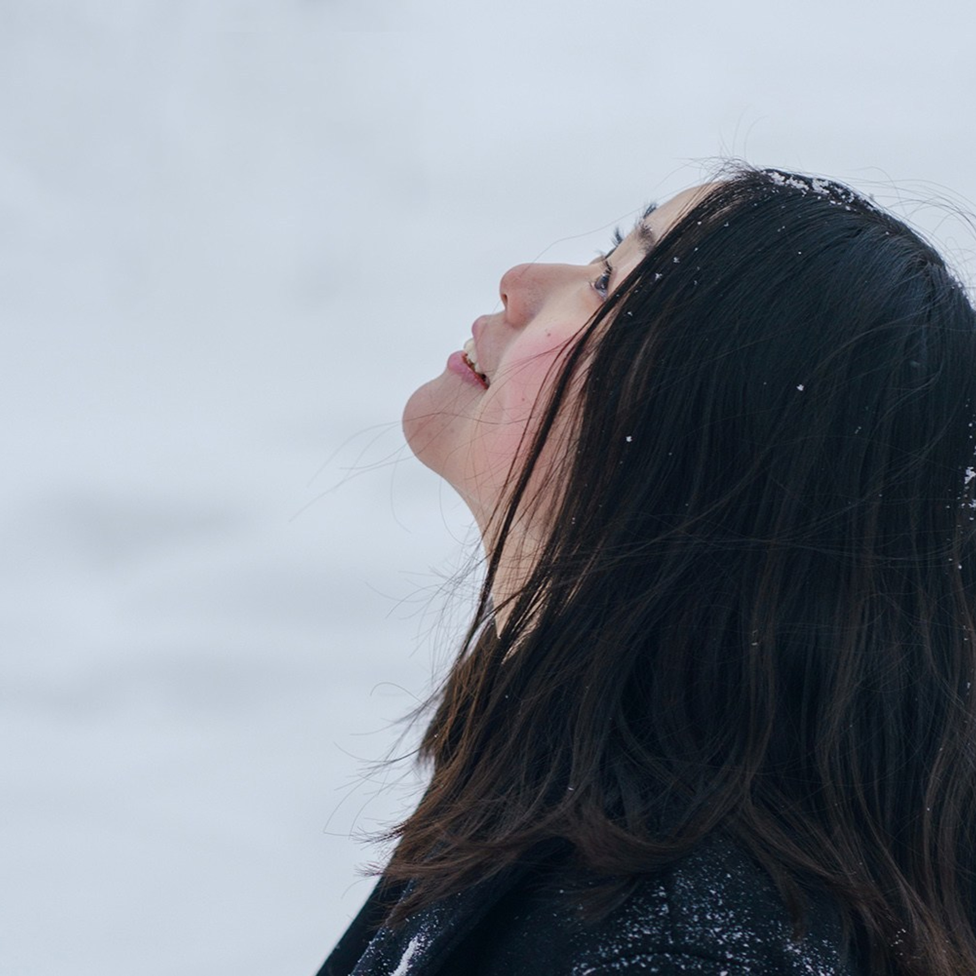 Photo gallery of a girl in the north field in the snow