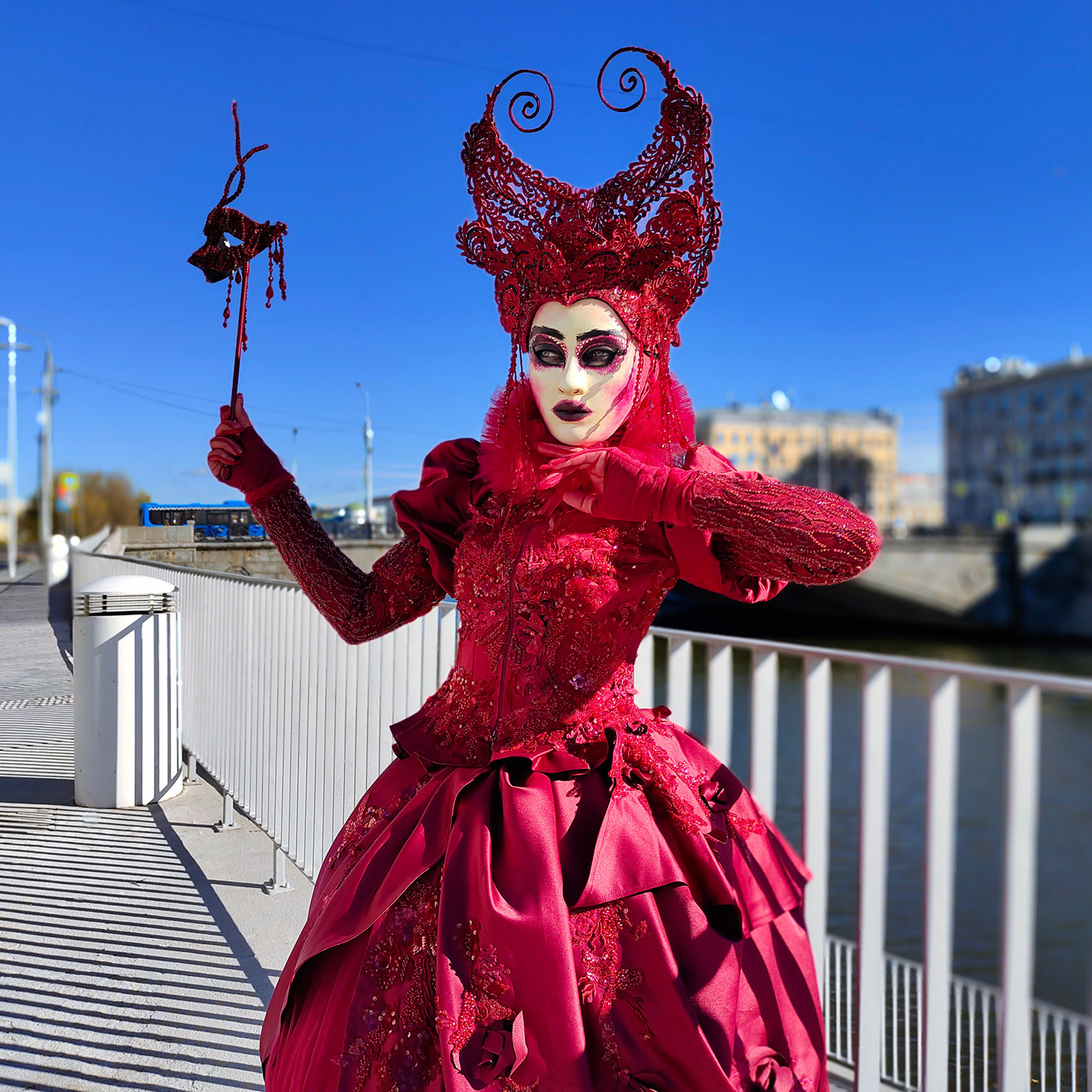 Блог. Фотографии, видео от Лисавлесу. Мимы и Ходулисты на встречу гостей. Москва