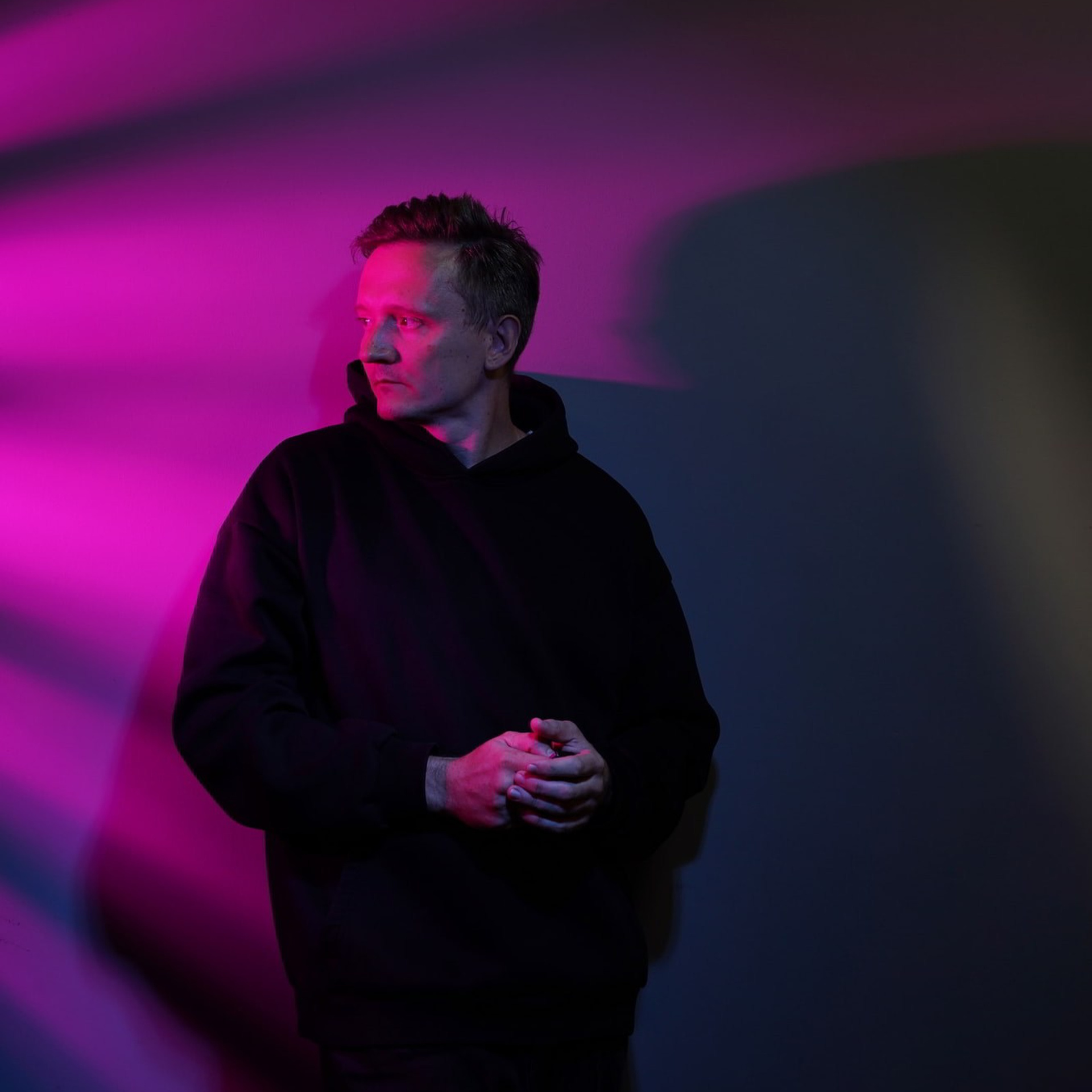 Серый фон с цветными линиями