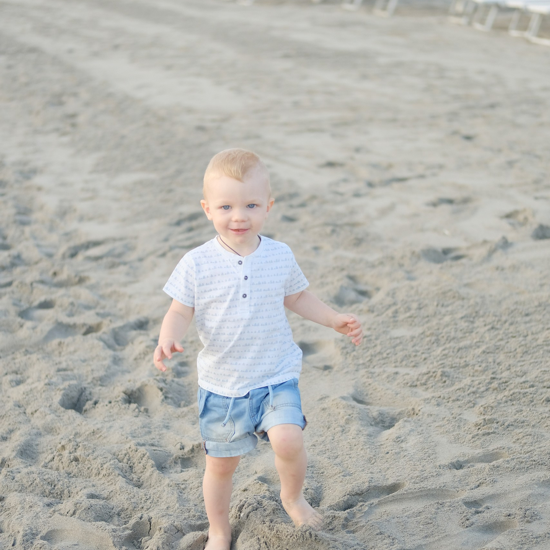 фото ребенка на песочном пляже Италия Римини