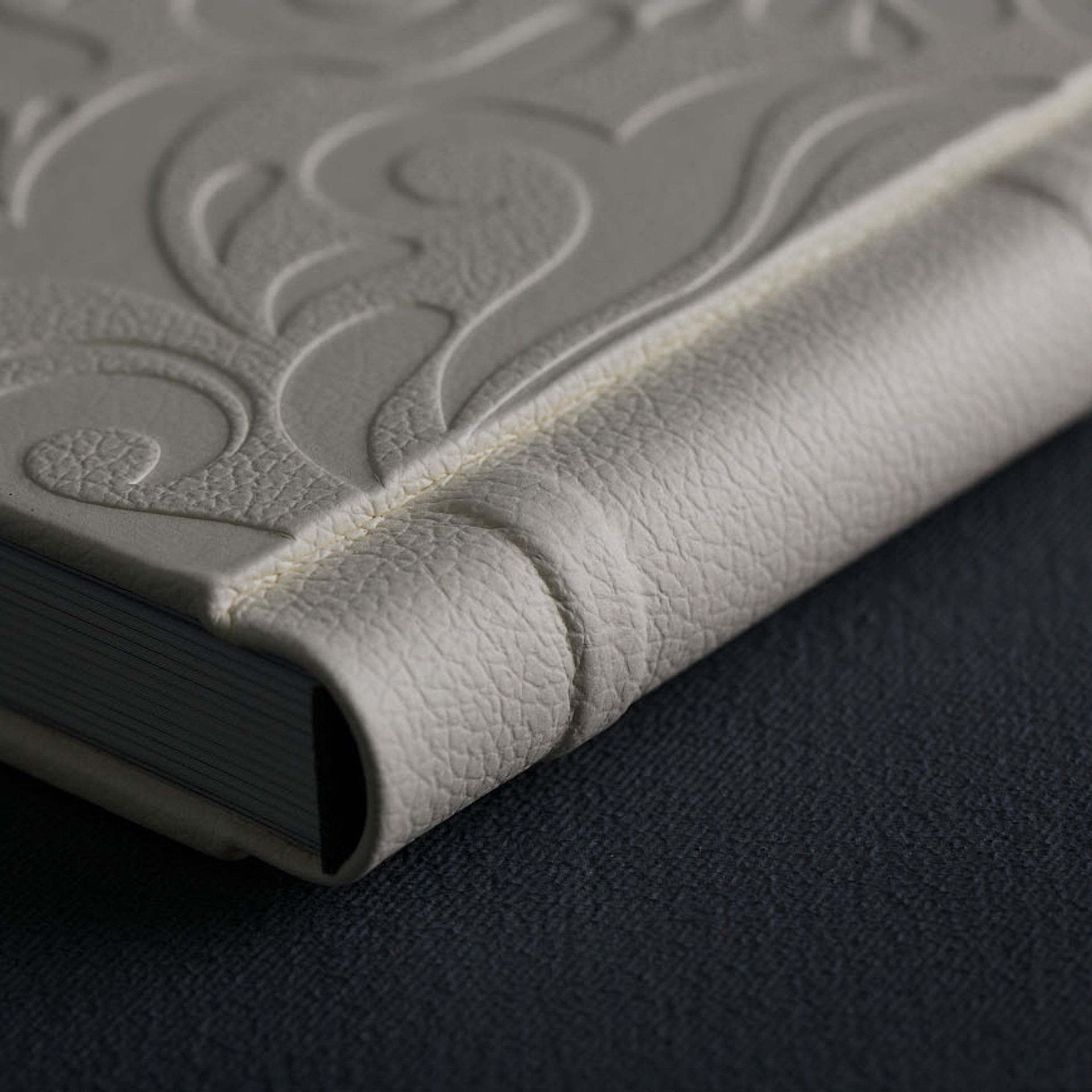 Фотокнига с тиснением на обложке. Фотограф в Москве Татьяна Байкова