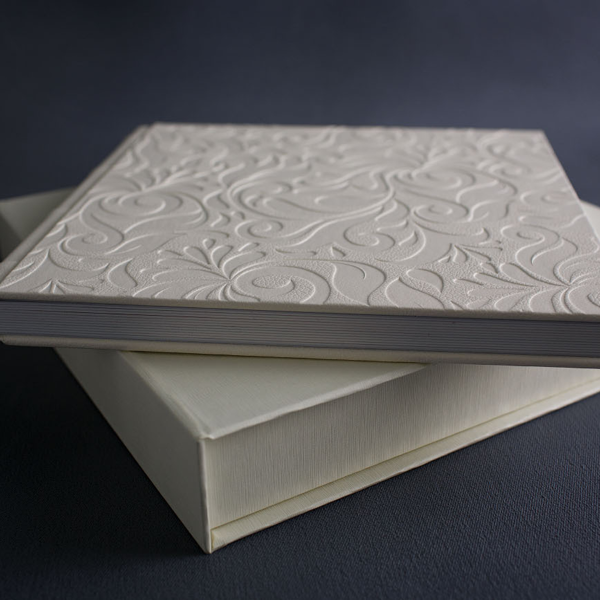 Фотокнига с тиснением на обложке. Фотограф в Москве Татьяна Байкова