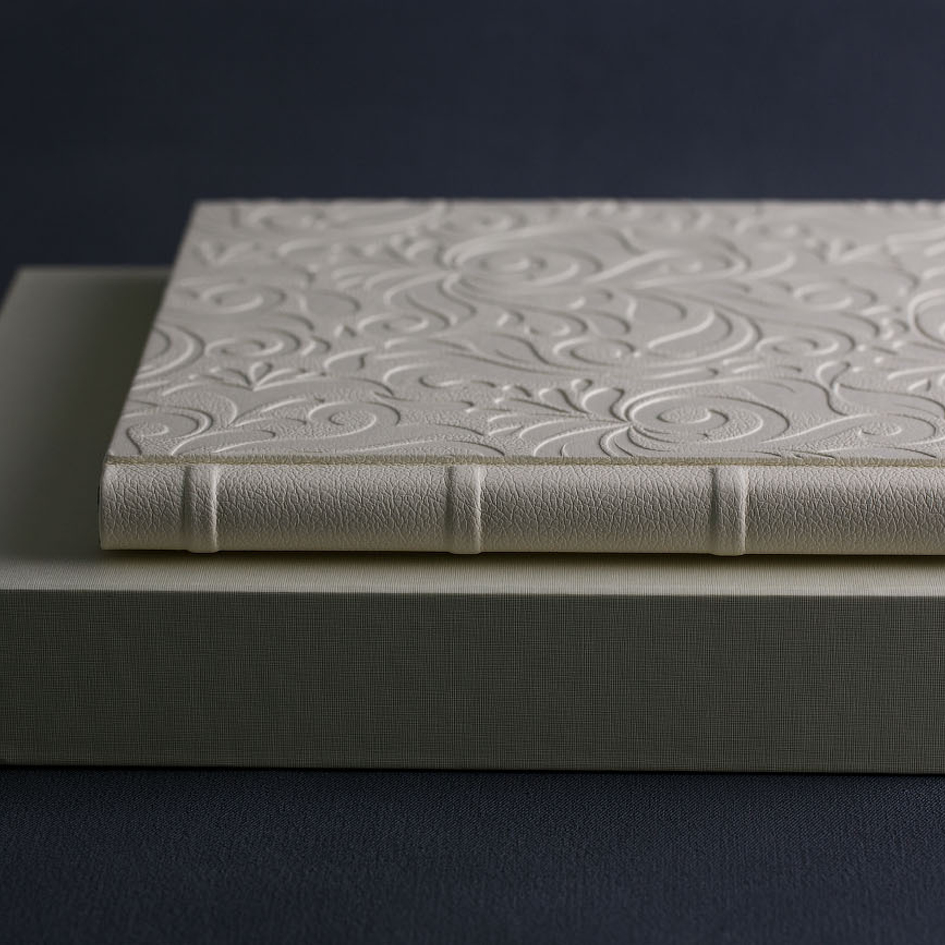 Фотокнига с тиснением на обложке. Фотограф в Москве Татьяна Байкова