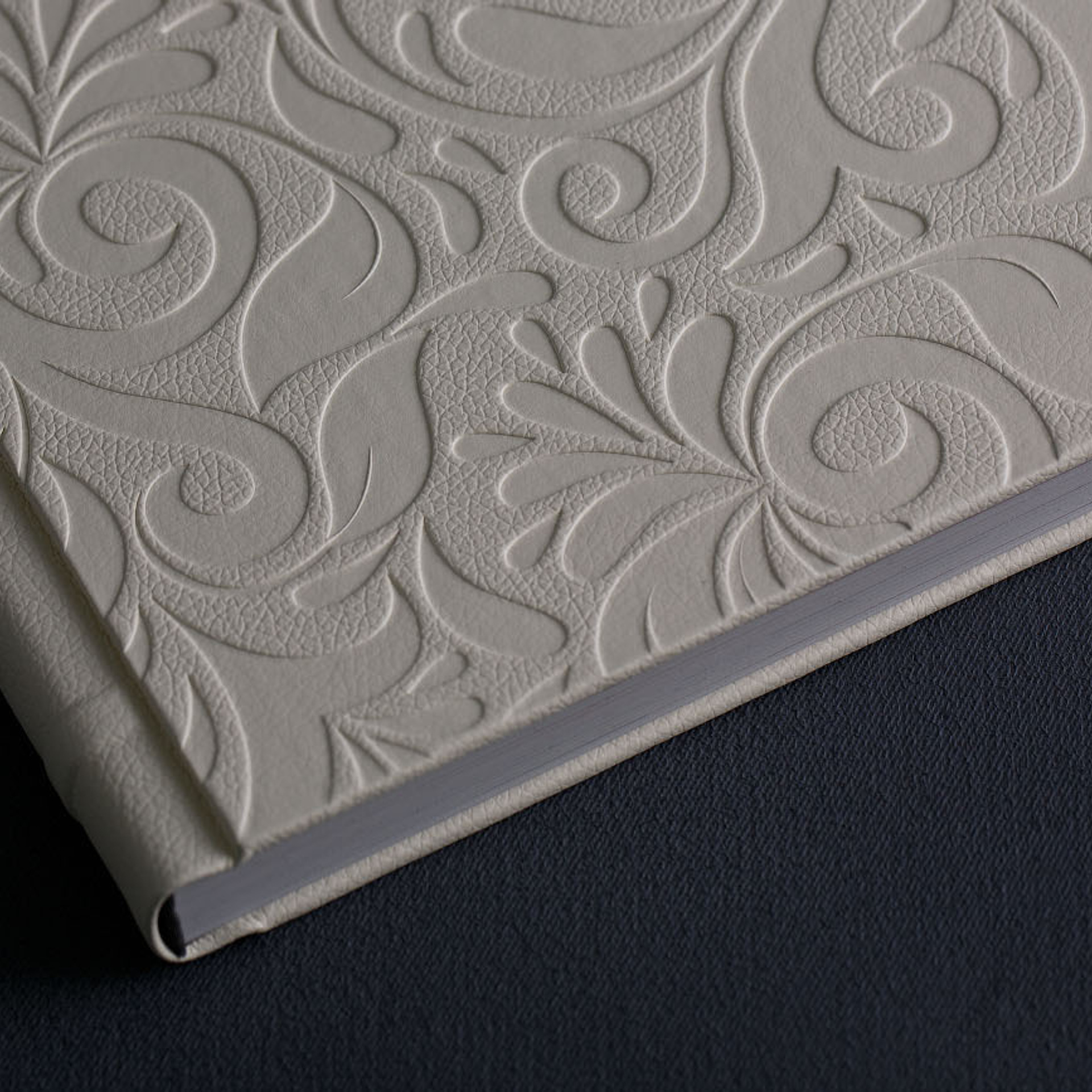 Фотокнига с тиснением на обложке. Фотограф в Москве Татьяна Байкова