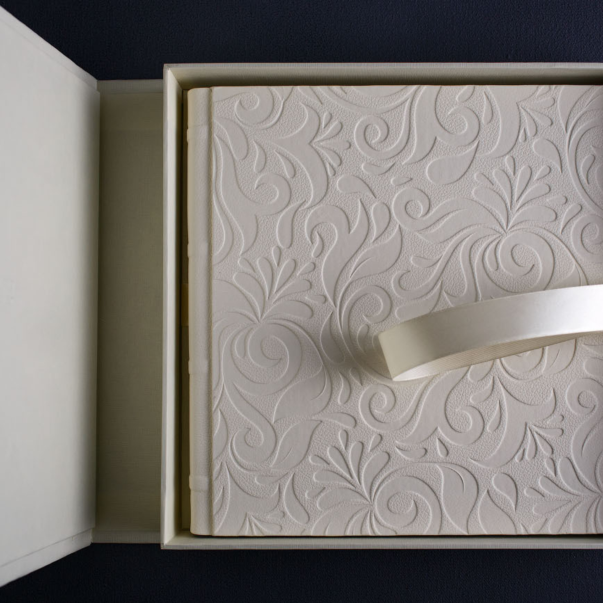 Фотокнига с тиснением на обложке. Фотограф в Москве Татьяна Байкова