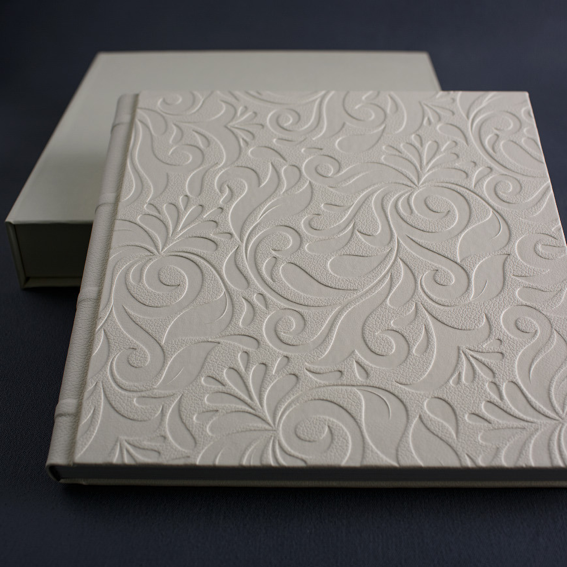 Фотокнига с тиснением на обложке. Фотограф в Москве Татьяна Байкова