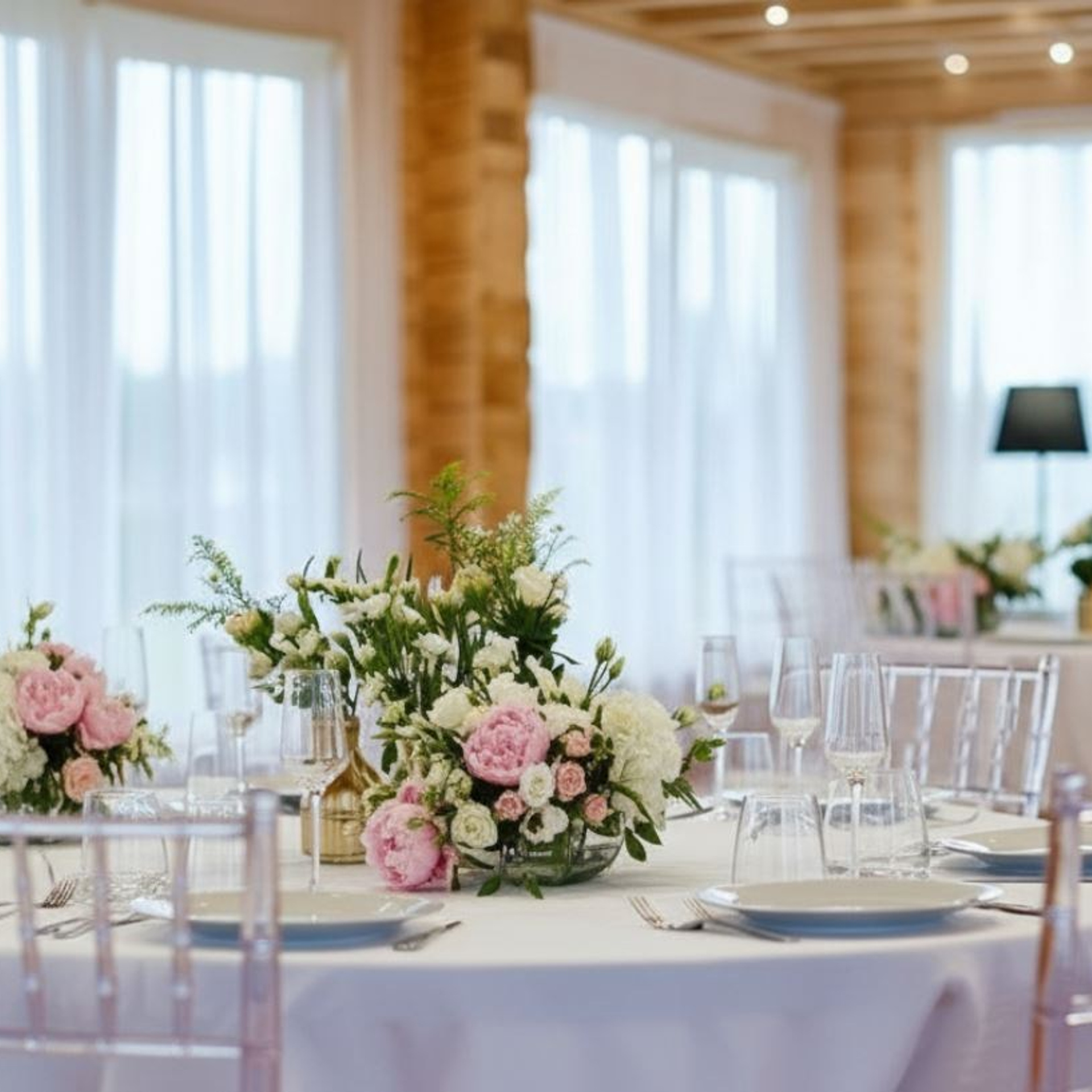 Банкетный зал Веранда в Якушево у озера для свадеб, юбилеев, корпоративов. Официальный сайт