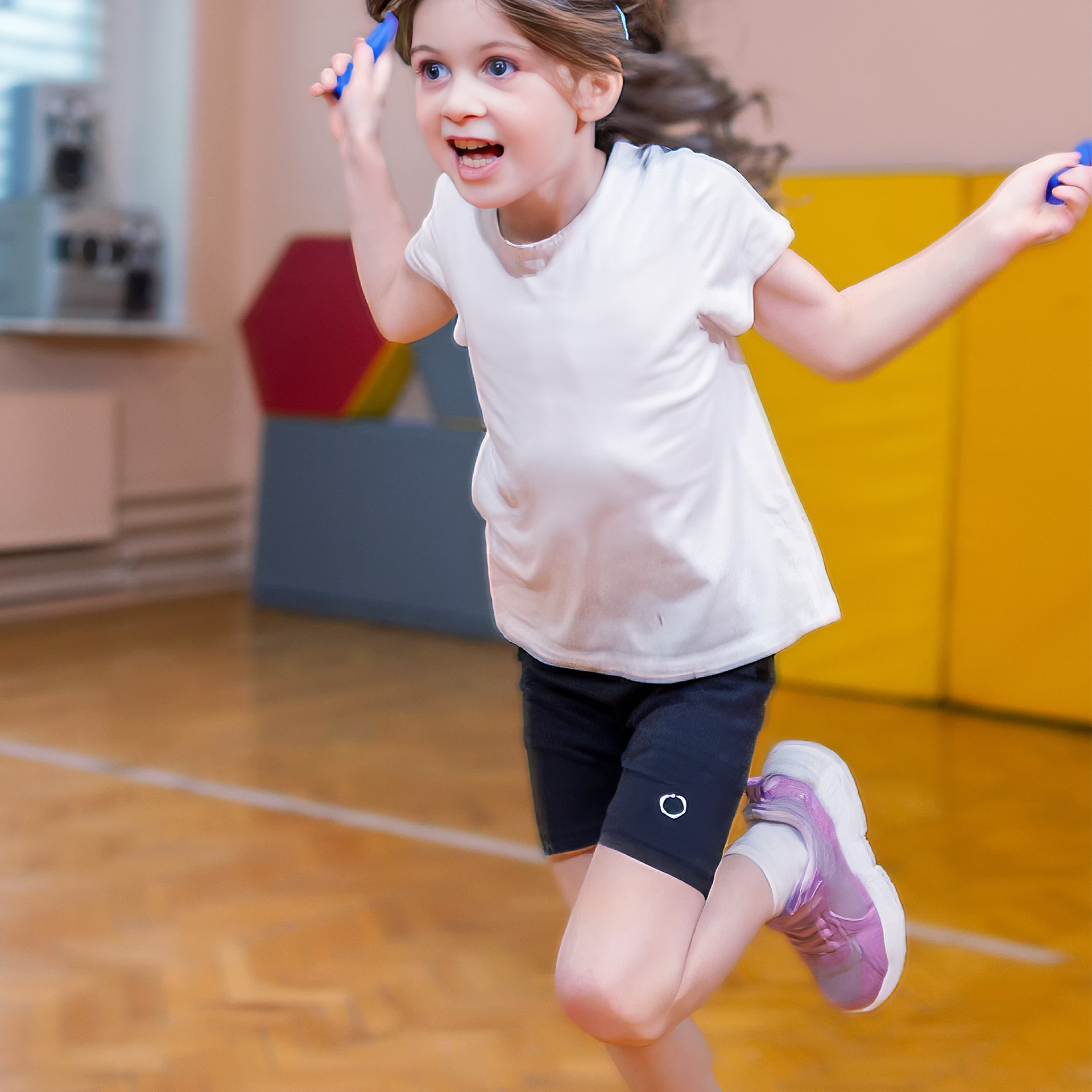 портрет девочки со скакалкой в спортивном зале