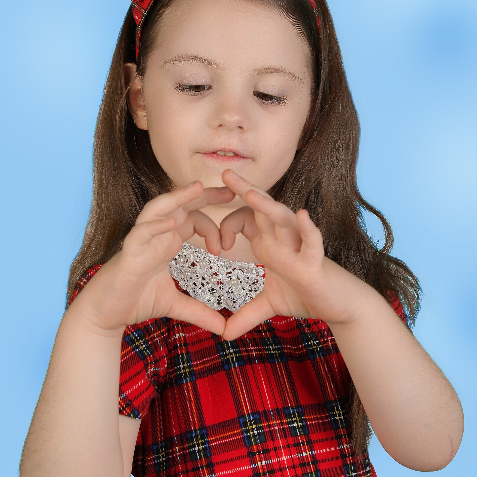 портрет девочки на фоне