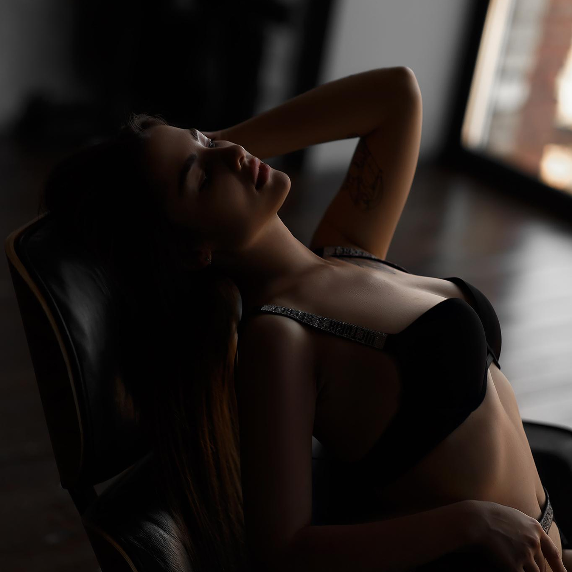 Поясной портрет девушки в красивом белье