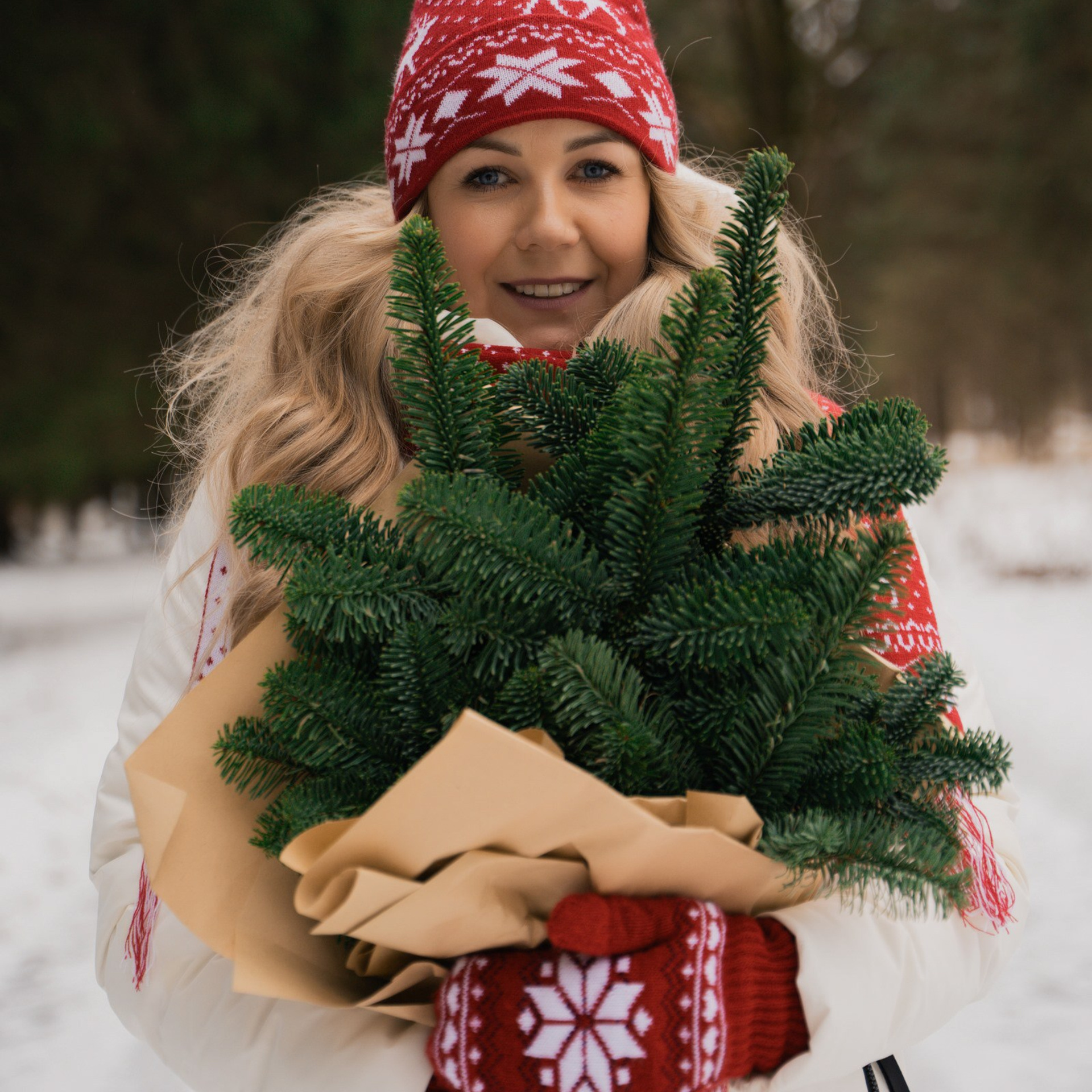 Зимой в лесу семейная съемка