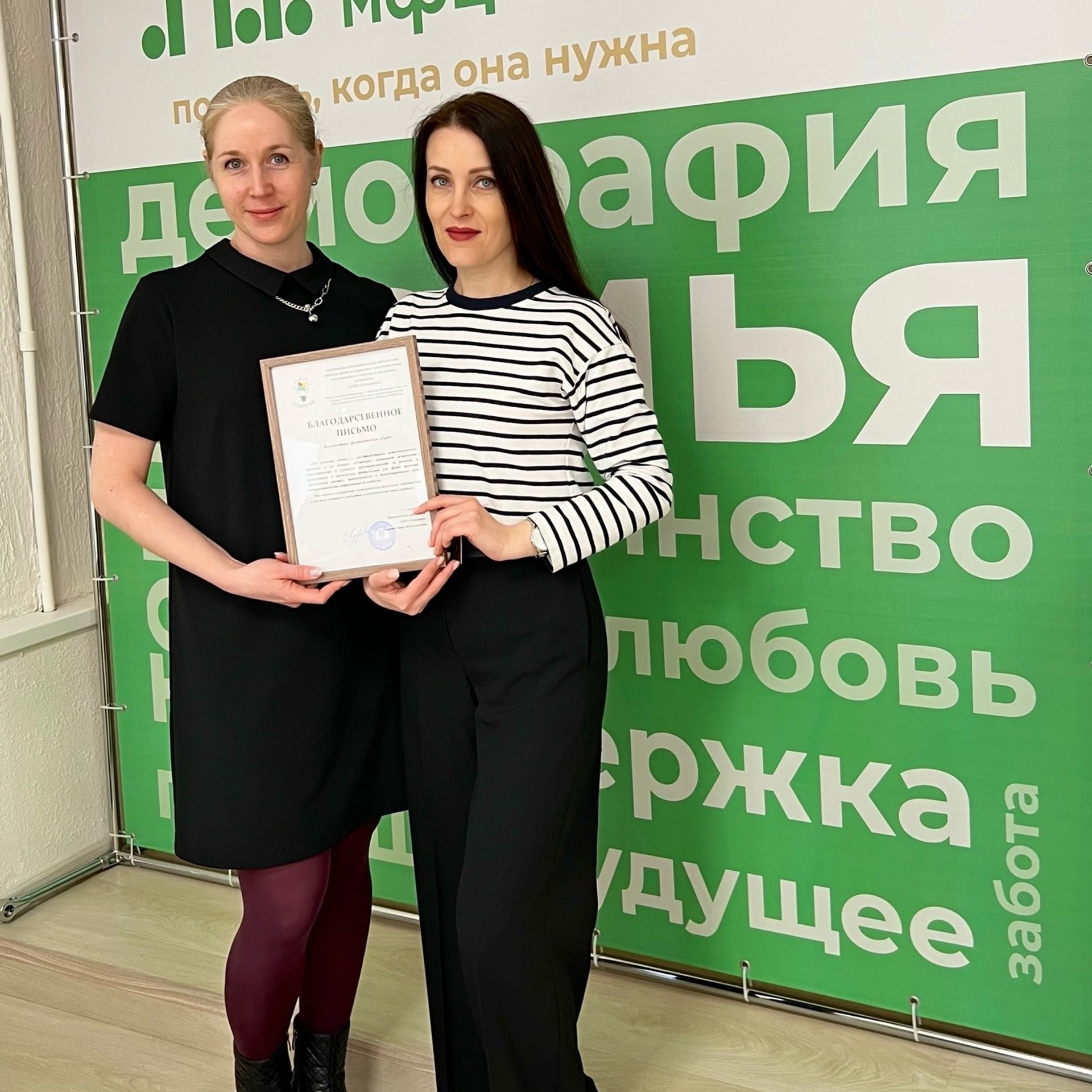 Выставка по фотопроекту «Особенные цветы», которая проходила в стенах Семейного МФЦ. Фотографы в Орле Шестопаловы Юлия и Юрий