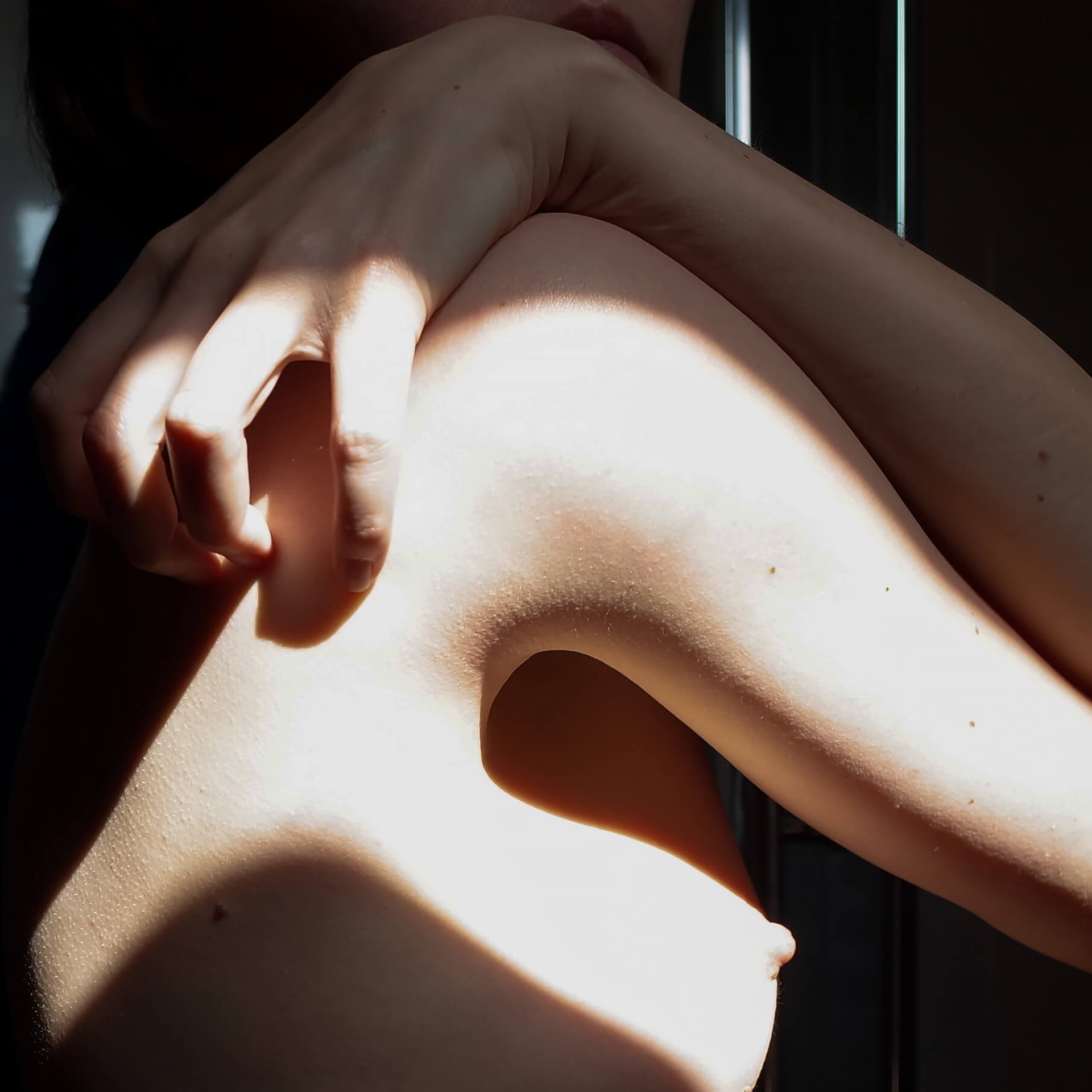 Портрет тела и рук в свете