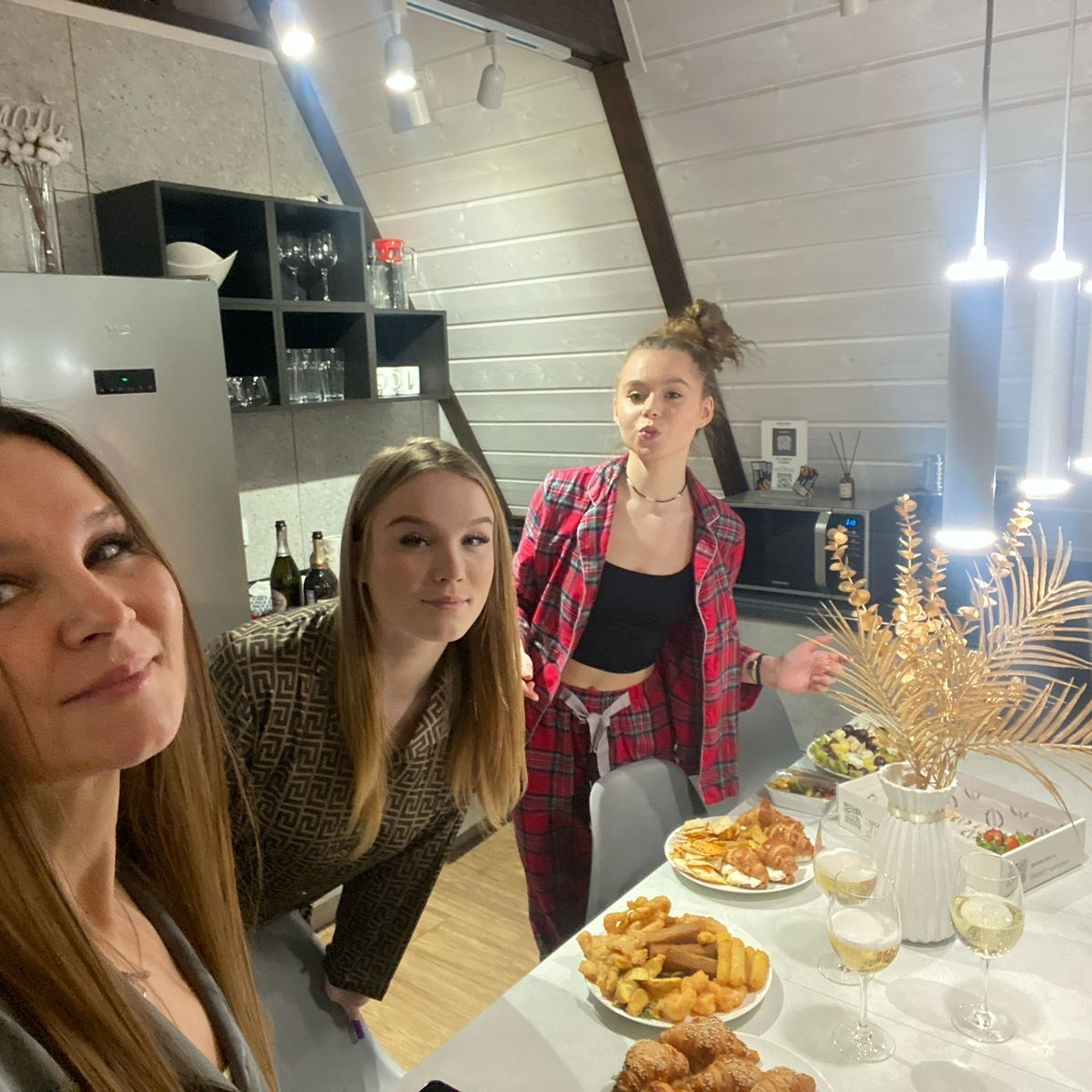 Треугольный коттедж на сутки с чаном, баней мангалом — заказать на 6 человек