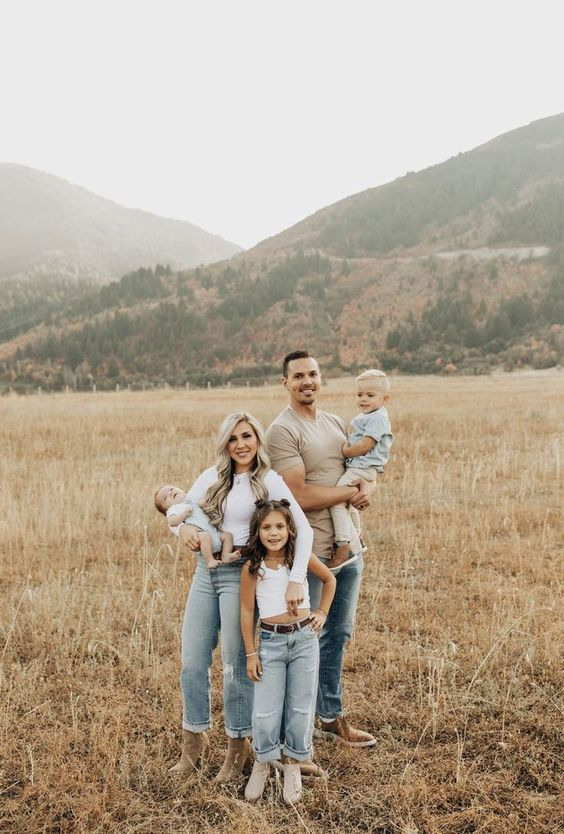 Family Picture Outfit Ideas in Dubai | Ultimate Guide