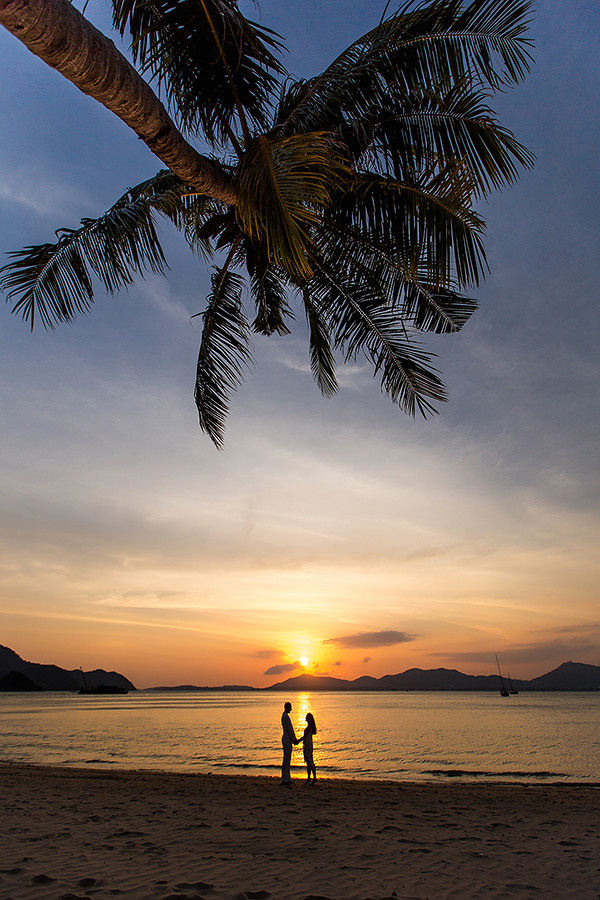 пара на закате на пляже Пхукета