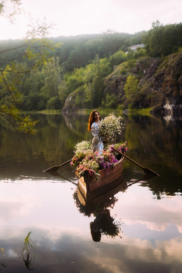 Фотопроекты на лодке с цветами в Красноярске. Фотографы Харины Иван и Светлана Красноярск
