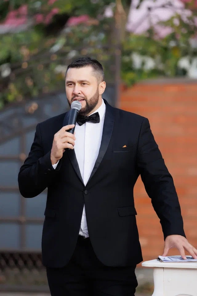 Ведущий Виталий Белан