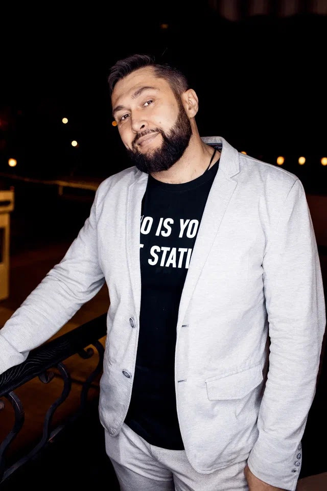 Ведущий Виталий Белан