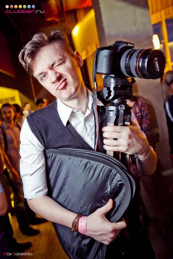 Фотограф с софтбоксом и фотоаппаратом
