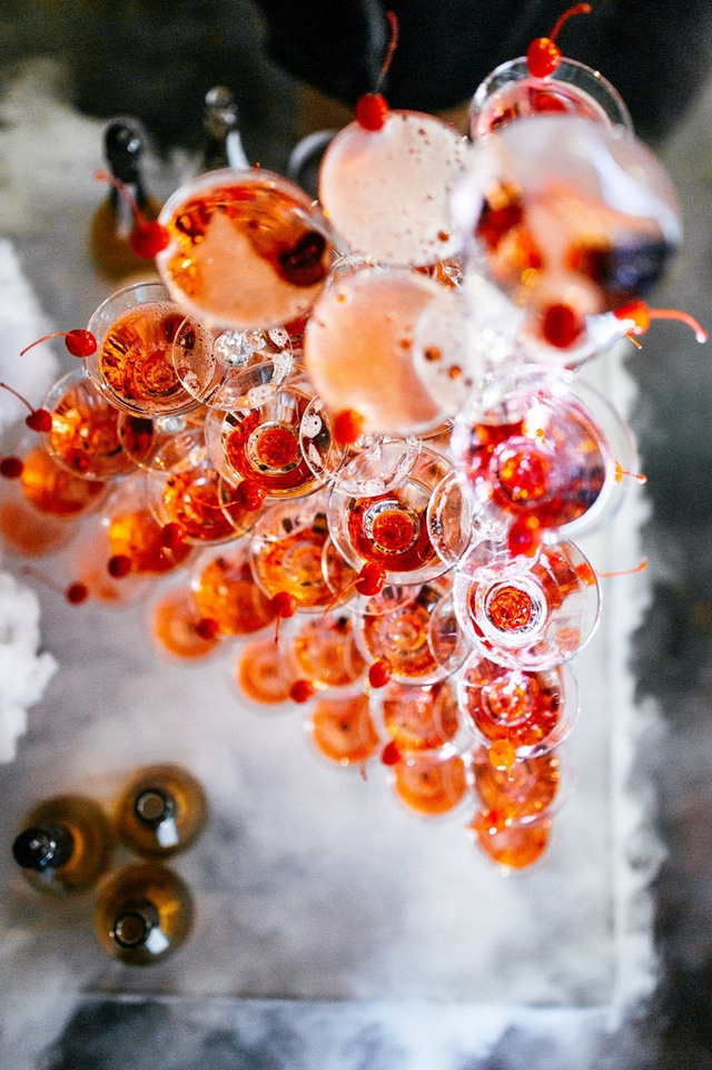 Техническая сторона тоже очень важна - оборудование фотографа долно работать без заминки и быть самого высшего уровня. Я использую только собственную профессиональную технику и всегда держу наготове запасные элементы.