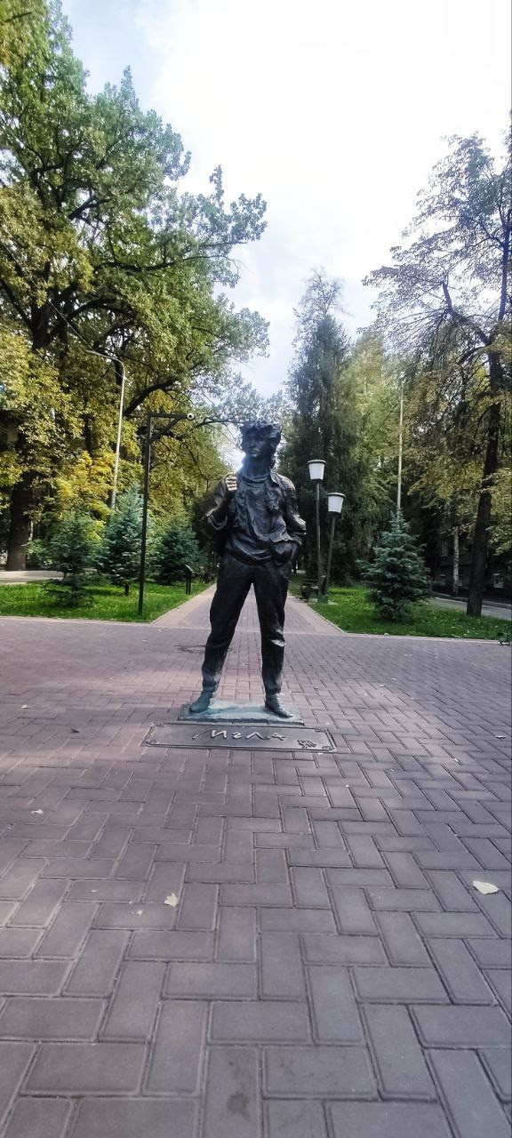 Памятник Виктору Цою в Алматы — место памяти и городской культуры