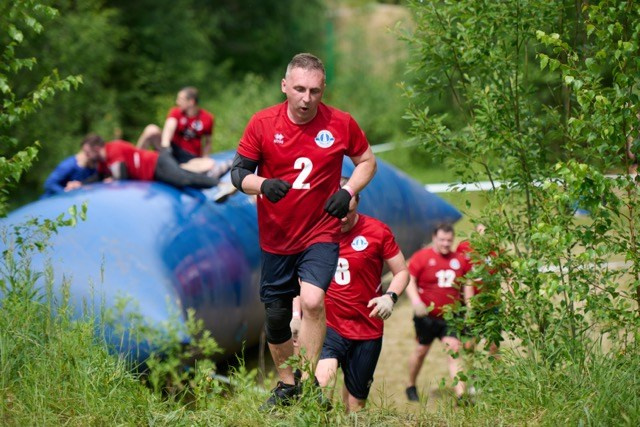 Фоторепортаж с забега Стальной характер в Сургуте, 5 июля 2025. Репортажный и семейный фотограф — Шелихов Сергей