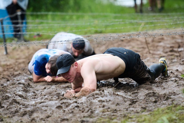 Фоторепортаж с забега Стальной характер в Сургуте, 5 июля 2025. Репортажный и семейный фотограф — Шелихов Сергей