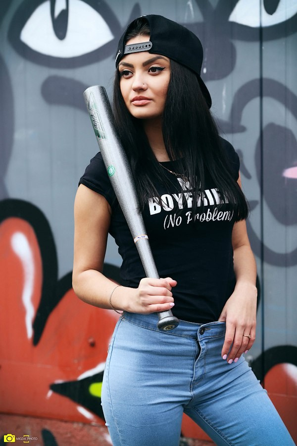 Стильный образ с битой, фото на граффити