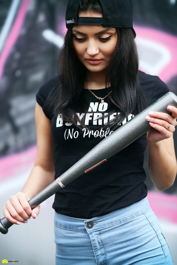 Хулиганский стиль, фото с битой