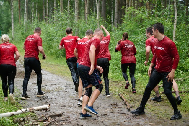 Фоторепортаж с забега Стальной характер в Сургуте, 5 июля 2025. Репортажный и семейный фотограф — Шелихов Сергей