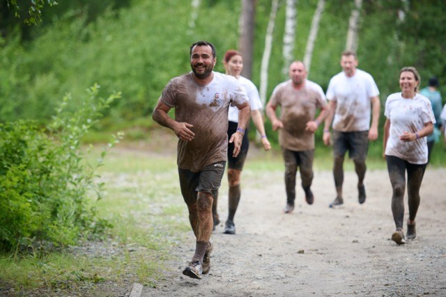 Фоторепортаж с забега Стальной характер в Сургуте, 5 июля 2025. Репортажный и семейный фотограф — Шелихов Сергей