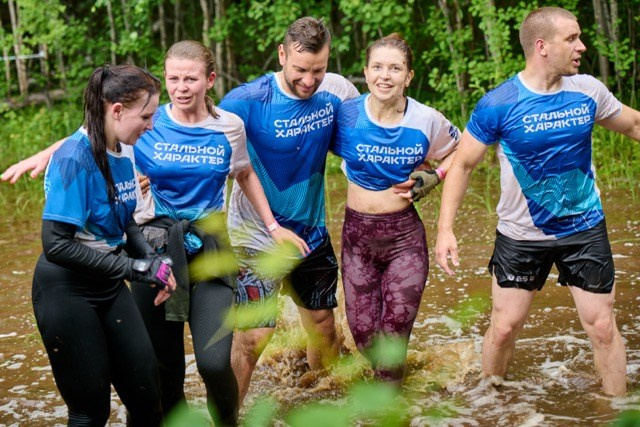 Фоторепортаж с забега Стальной характер в Сургуте, 5 июля 2025. Репортажный и семейный фотограф — Шелихов Сергей