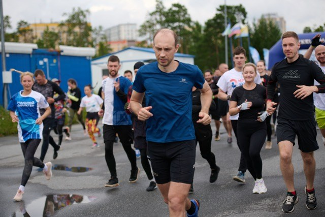 Фоторепортаж с забега Стальной характер в Сургуте, 5 июля 2025. Репортажный и семейный фотограф — Шелихов Сергей