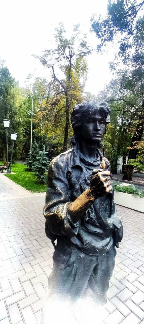 Памятник Виктору Цою в Алматы — место памяти и городской культуры