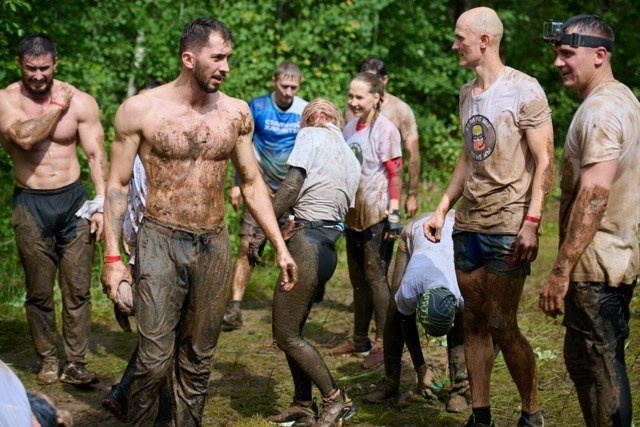 Фоторепортаж с забега Стальной характер в Сургуте, 5 июля 2025. Репортажный и семейный фотограф — Шелихов Сергей
