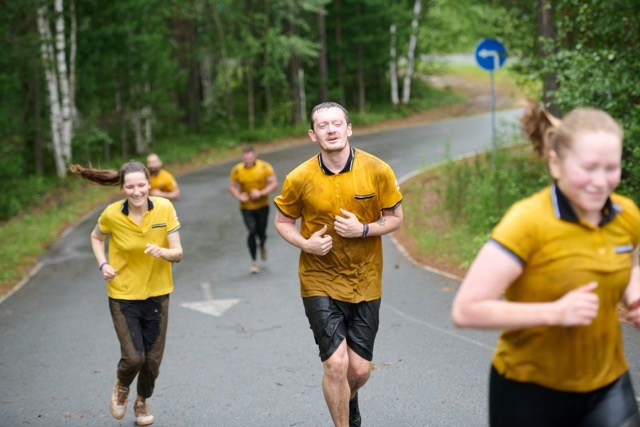 Фоторепортаж с забега Стальной характер в Сургуте, 5 июля 2025. Репортажный и семейный фотограф — Шелихов Сергей
