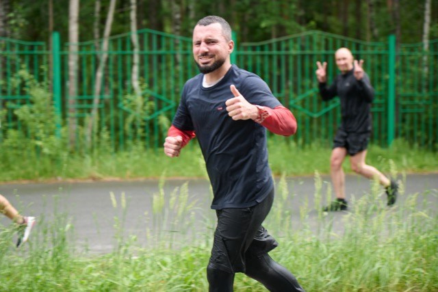 Фоторепортаж с забега Стальной характер в Сургуте, 5 июля 2025. Репортажный и семейный фотограф — Шелихов Сергей