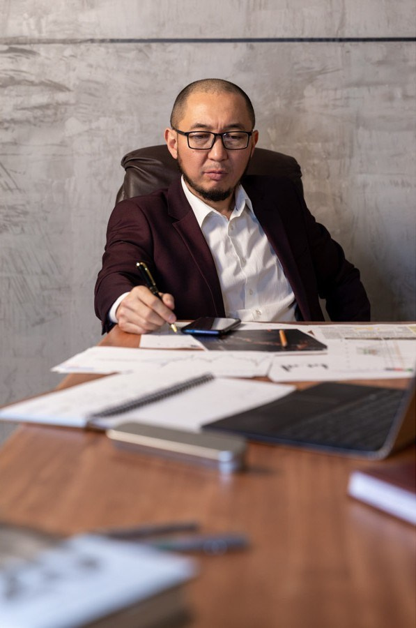 Деловой (бизнес) портрет. Фотостудия Алматы. Фотосъемка Алматы. Фотосессия Алматы. Фотокурсы. Обучение фотографии. Аренда студии