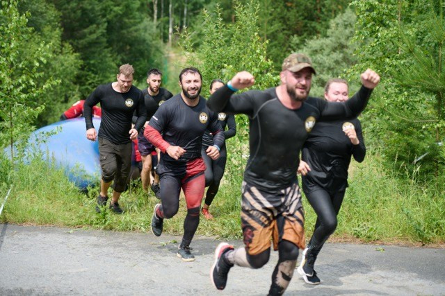 Фоторепортаж с забега Стальной характер в Сургуте, 5 июля 2025. Репортажный и семейный фотограф — Шелихов Сергей