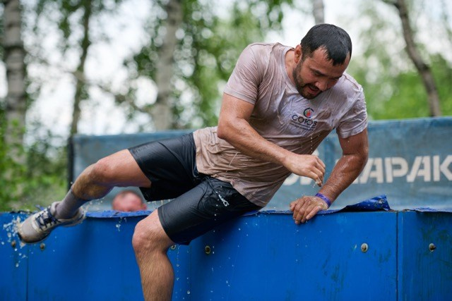 Фоторепортаж с забега Стальной характер в Сургуте, 5 июля 2025. Репортажный и семейный фотограф — Шелихов Сергей