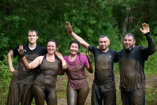 Фоторепортаж с забега Стальной характер в Сургуте, 5 июля 2025. Репортажный и семейный фотограф — Шелихов Сергей