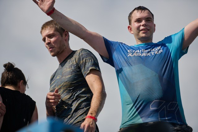 Фоторепортаж с забега Стальной характер в Сургуте, 5 июля 2025. Репортажный и семейный фотограф — Шелихов Сергей