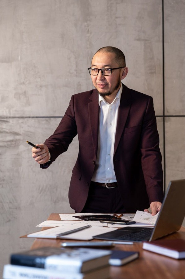 Деловой (бизнес) портрет. Фотостудия Алматы. Фотосъемка Алматы. Фотосессия Алматы. Фотокурсы. Обучение фотографии. Аренда студии